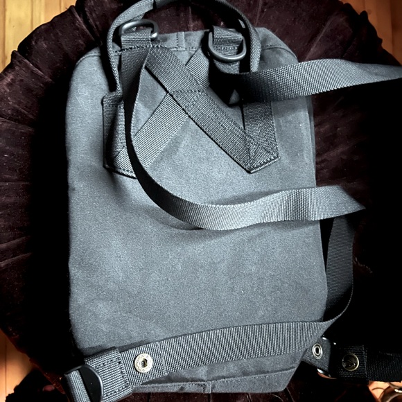 Black on black fjallraven RE-KÅNKEN MINI backpack - Picture 2 of 7